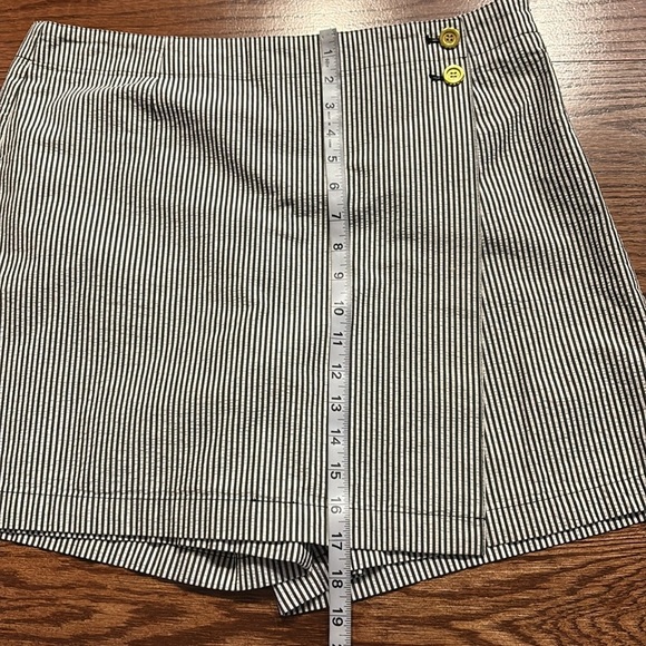 Jones New York women’s Black and White Striped skorts textured cotton size 10 - Picture 12 of 13